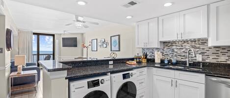 冷蔵庫、電子レンジ、オーブン、コンロ