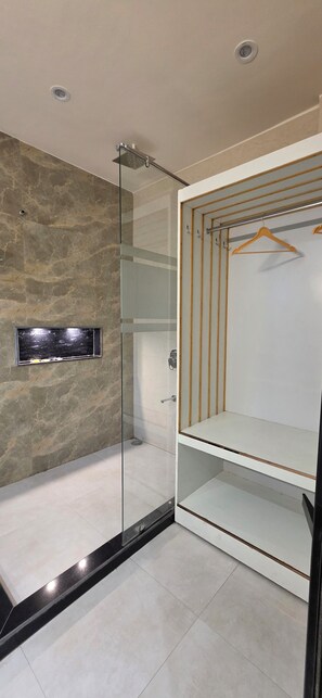 Superior Room, Balcony, Mountain View | Bathroom | Shower, rainfall showerhead, free toiletries, hair dryer