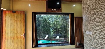 Deluxe-huone | Untuvapeitot, tallelokero huoneessa, silitysrauta/-lauta, ilmainen Wi-Fi