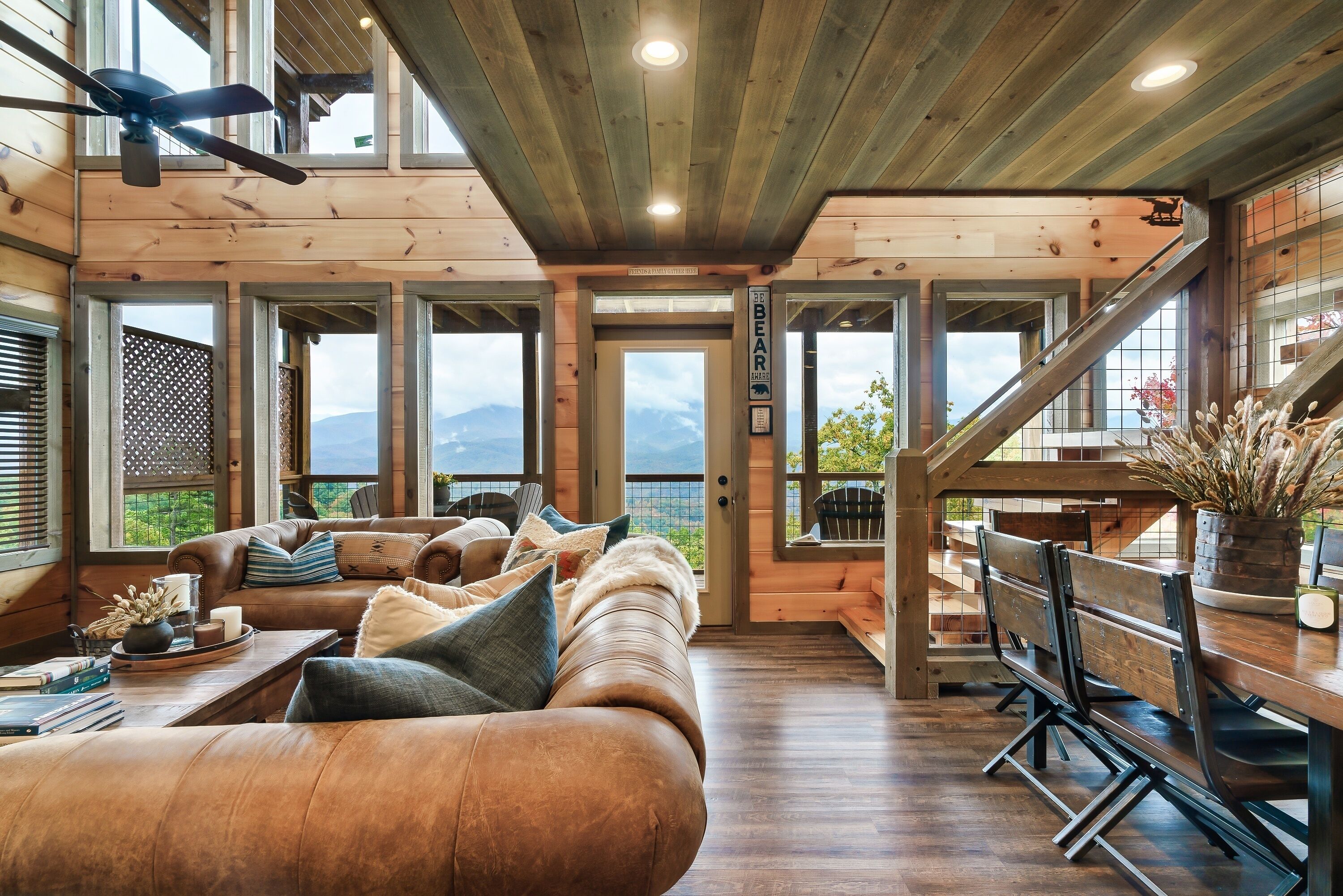 电视、壁炉、办公室