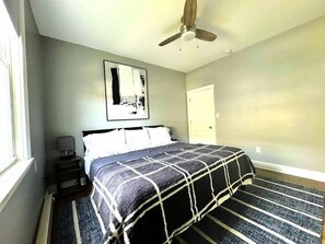 1 slaapkamer, een bureau, een strijkplank/strijkijzer, wifi