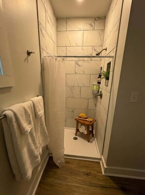 Douche, sèche-cheveux, serviettes fournies