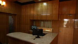 Una cocina con armarios de madera, una encimera y un microondas integrado.