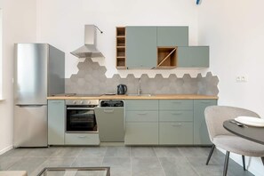 Fridge, oven, stovetop, dishwasher