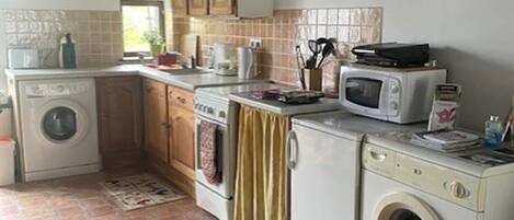 Geladeira, micro-ondas, fogão, cafeteira/chaleira
