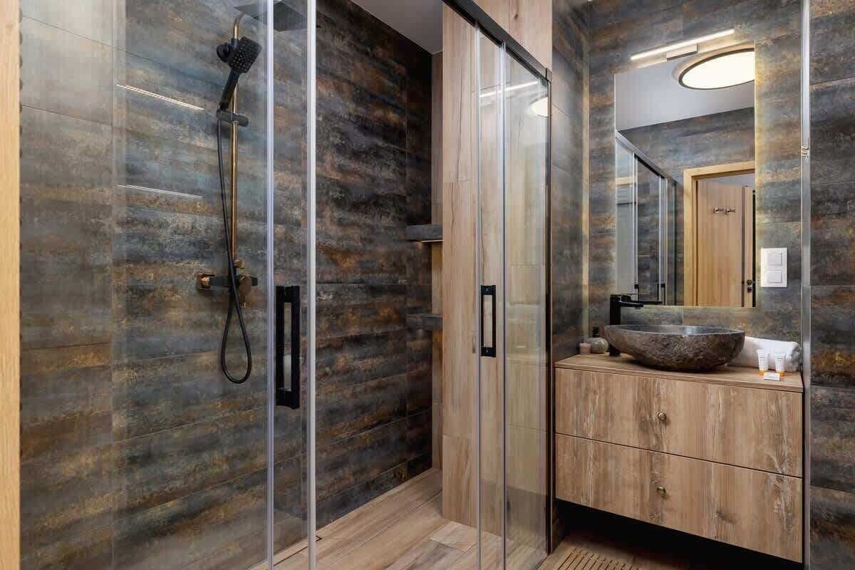 Een douche, een haardroger, shampoo