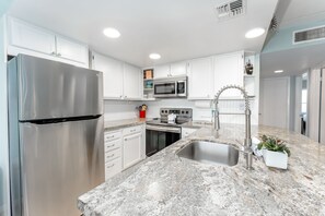 Fridge, microwave, stovetop, dishwasher - Casa Del Sol 306 - 2 Minute walk to Beach, Across the street. (South Padre Island)