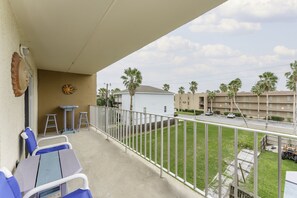 Outdoor dining - Casa Del Sol 306 - 2 Minute walk to Beach, Across the street. (South Padre Island)