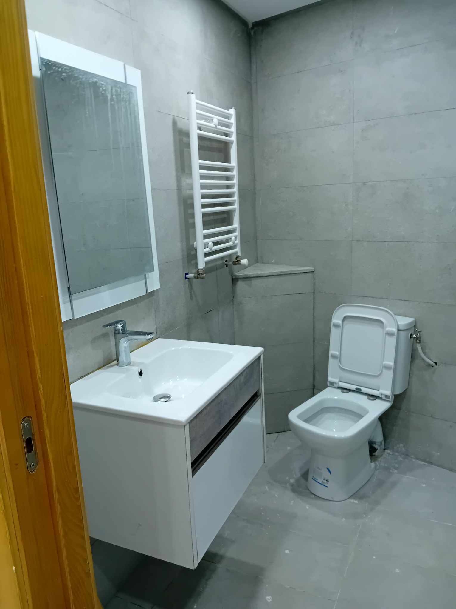 Sèche-cheveux, serviettes fournies, savon, shampoing