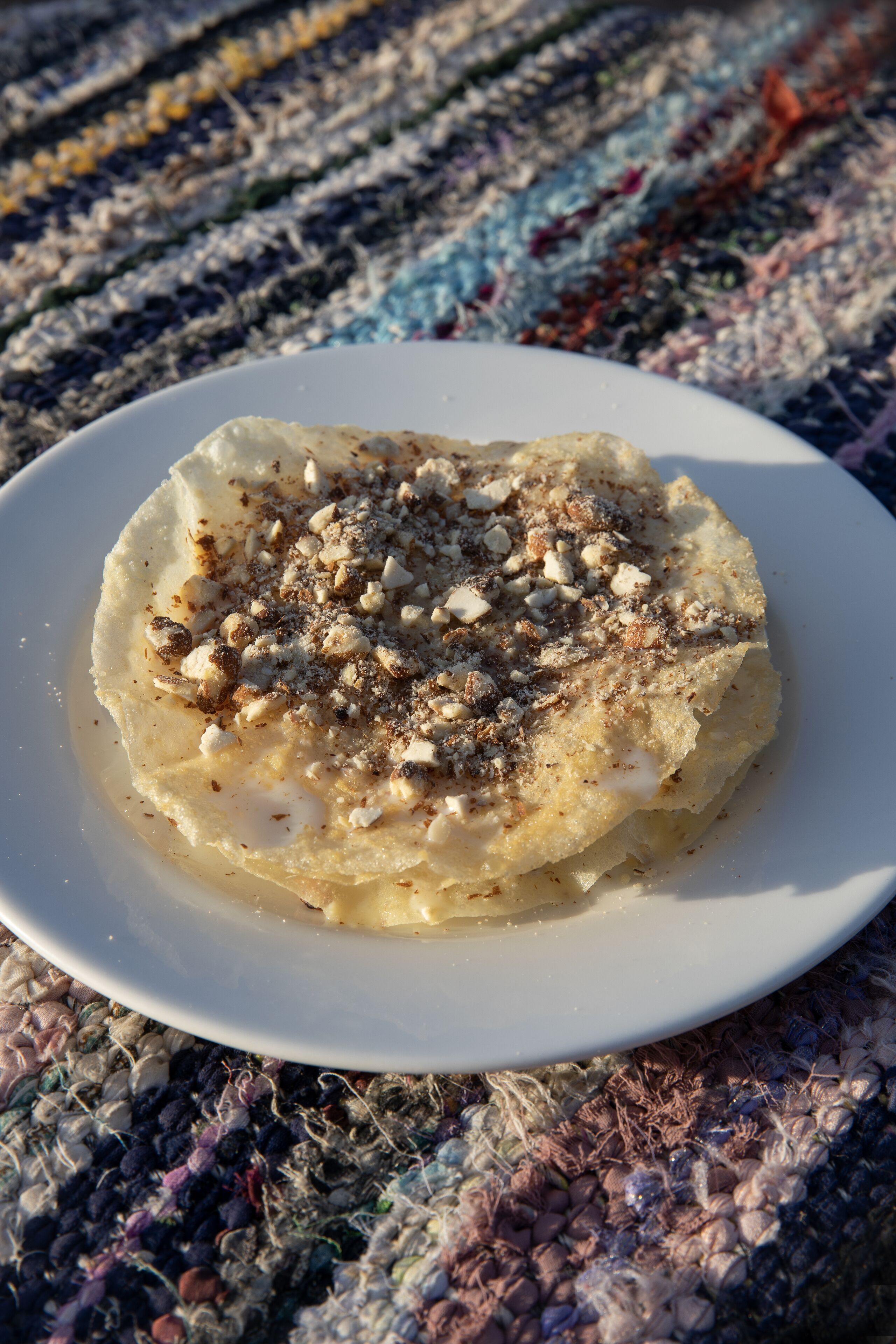 Un plato de comida sobre una superficie texturizada.