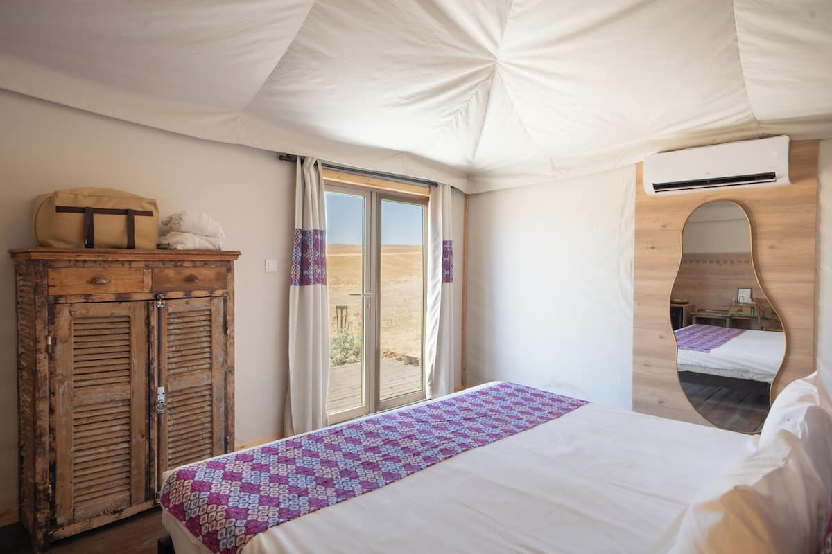 Ropa de cama de alta calidad y caja de seguridad en la habitación 