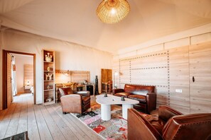 Suite 19 | Living area