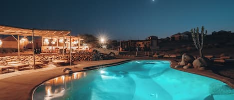 Piscine extérieure, chaises longues