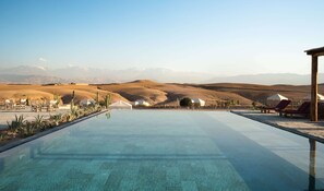 2 outdoor pools, pool loungers