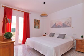 3 bedrooms, iron/ironing board, free WiFi, bed sheets