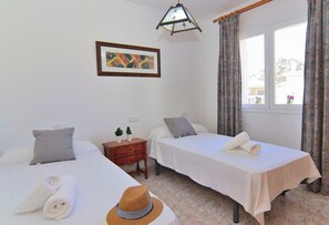 3 bedrooms, iron/ironing board, free WiFi, bed sheets