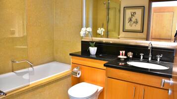 Apartment, 2 Bedrooms, Balcony, Garden View | Bathroom
