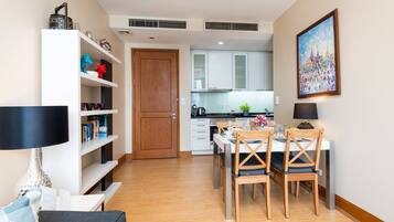 Apartment, 2 Bedrooms, Balcony, Garden View | Dining room
