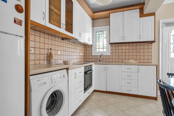 ثلاجة، فرن، موقد طهي مسطح، ماكينة لصنع القهوة/الشاي