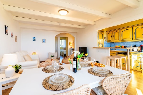 Dining - LE JARDIN BLEU AP4388 By Riviera Holiday Homes (Niza)