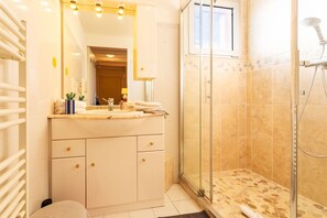 Douche, serviettes fournies