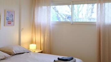 3 bedrooms, desk, travel crib, WiFi