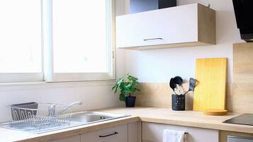 Een koelkast, een microgolfoven, een oven, een kookplaat