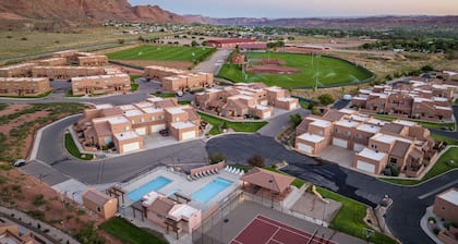 Home Near Ntl Parks & Town | Pool & Hot Tub!