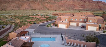 Home Near Ntl Parks & Town | Pool & Hot Tub!