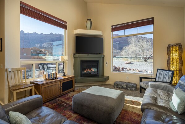 Smart TV, fireplace