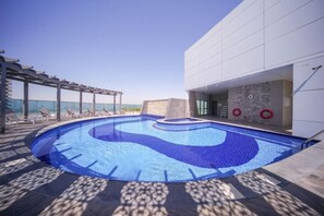 2 outdoor pools - Cityscape Oasis with Canal and Yacht View (Dubai)