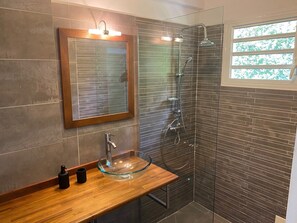 Een douche, een haardroger, handdoeken, zeep