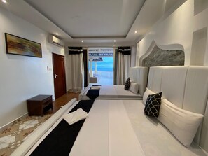 Muebles diferentes, wifi gratis y ropa de cama 