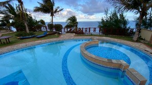 Una piscina techada, una piscina al aire libre