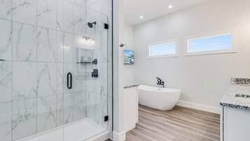 Dusche, Haartrockner, Handtücher, Shampoo
