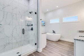 Shower, hair dryer, towels, shampoo - 151 Seven Palms, Ahoy Matey (Fulton)