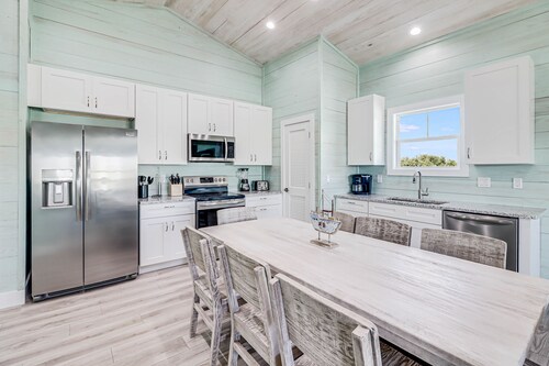 Casa Grande-Waterfront,Community Pool, Walk to Bars, Restaurants and Pier