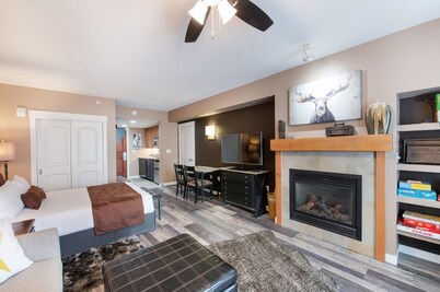 Premium Unit 4371- Fraser Crossing/founders Pointe Condo