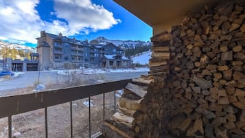 Condo, 2 Bedrooms | Property grounds