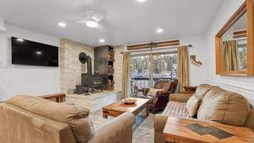 Condo, 2 Bedrooms | Living area