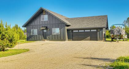 Family-friendly Donnelly Home w/ Private Hot Tub!
