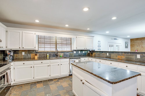 Near Lake Fork: Home w/ Fire Pit in Yantis!