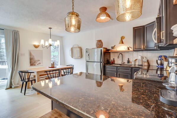 Microwave, oven, stovetop, cookware/dishes/utensils - Family Home in Long Pond w/ Fire Pit & Lake Access (Long Pond)