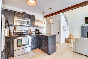 House (3 Bedrooms) | Private kitchen | Microwave, oven, stovetop, cookware/dishes/utensils - Family Home in Long Pond w/ Fire Pit & Lake Access (Long Pond)