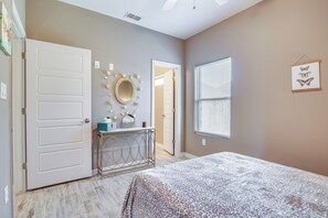 Apartment (2 Bedrooms) | Interior - Pet-friendly Brownsville Apartment w/ Yard! (Brownsville)