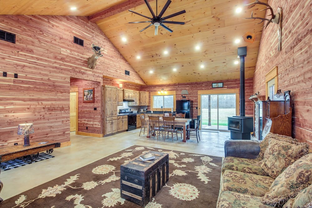 Rural Drexel Cabin on 30 Acres: Unplug + Unwind! - Louisburg, KS