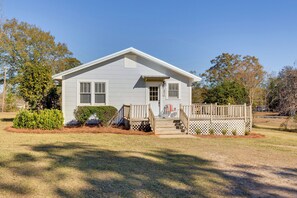 Cottage (3 Bedrooms) | Interior - Quiet Grove Hill Cottage w/ Wraparound Deck! (Grove Hill)