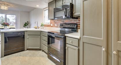 Tranquil Fort Wayne Home: 7 Mi to Downtown