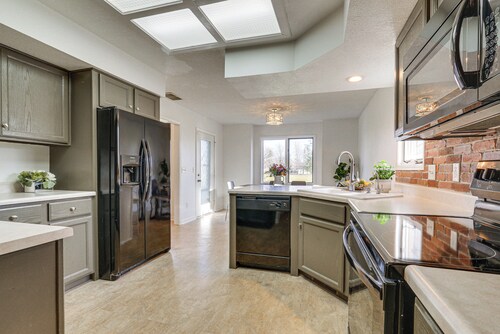 Tranquil Fort Wayne Home: 7 Mi to Downtown