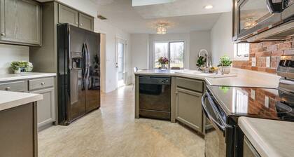 Tranquil Fort Wayne Home: 7 Mi to Downtown